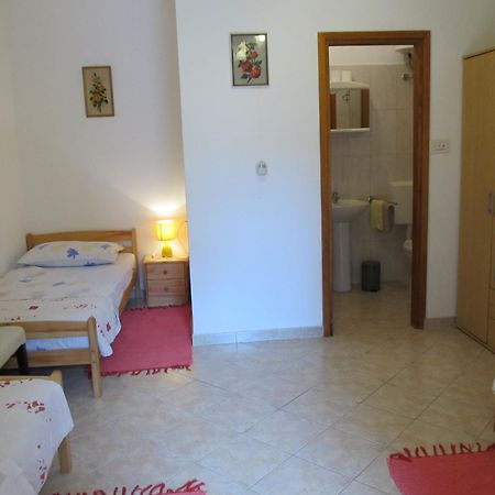 Apartments Vesna With Pool - New! Sveti Lovreč Pazenatički Habitación foto